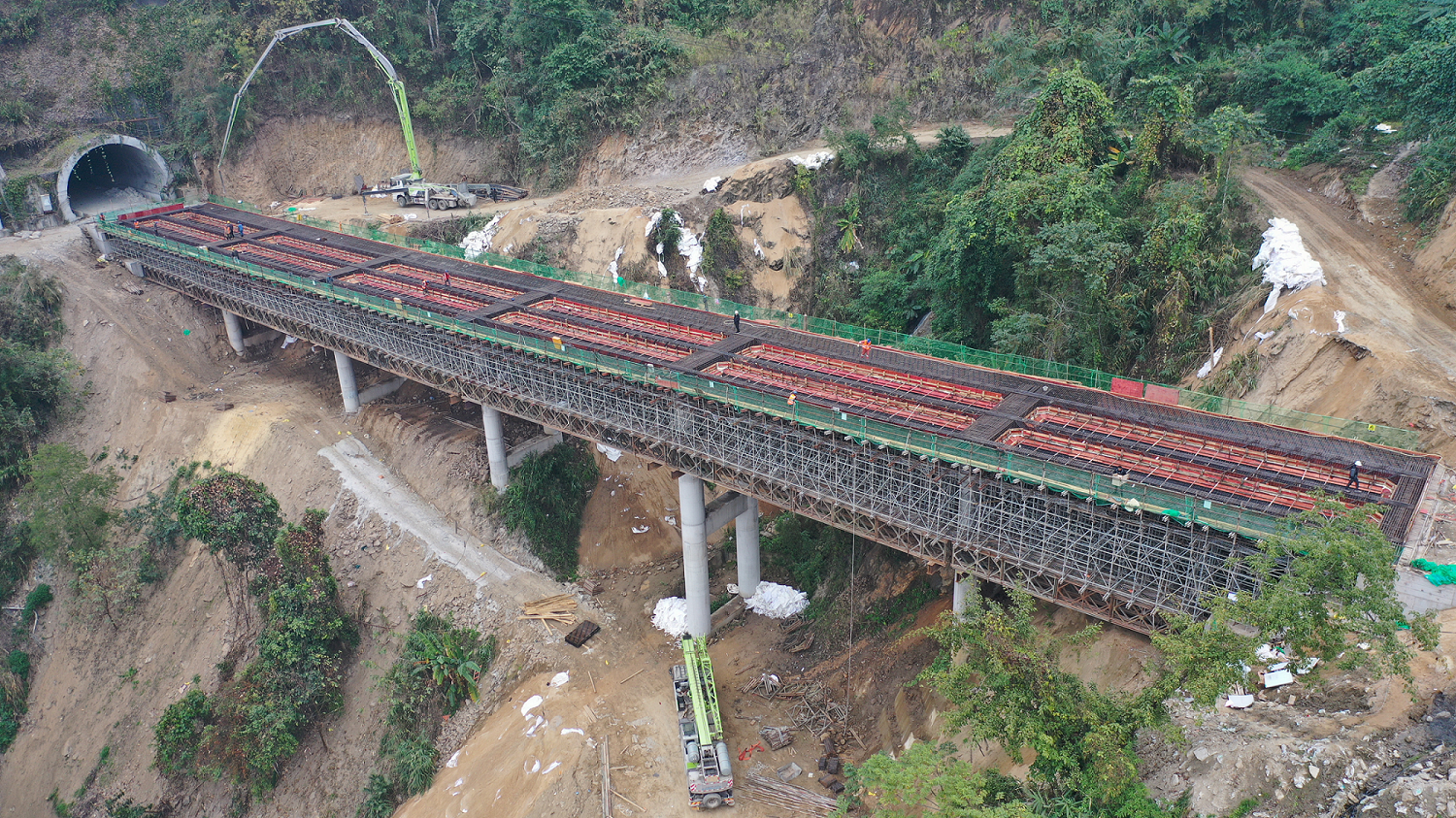 【項目動態(tài)】元綠高速土建五分部紅莫3號大橋左幅現(xiàn)澆箱梁第一次混凝土順利澆筑